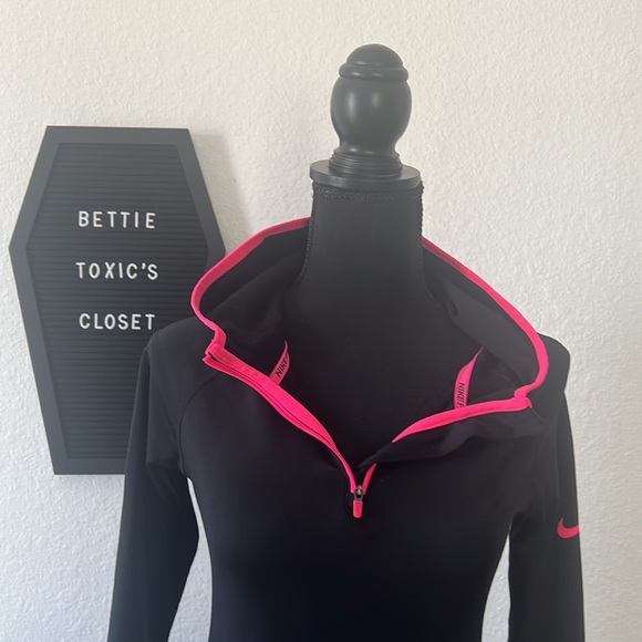 *SOLD* Nike Pro Girls Black & Pink Hoodie - Picture 9 of 14